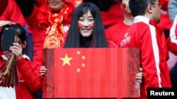 Một cổ động viên Trung Quốc tại World Cup 2018 ở Nga. Trung Quốc nói sẽ tranh quyền đăng cai một giải đấu này của FIFA.