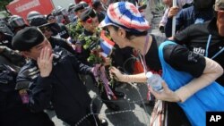 泰国反政府示威者送给警察一朵玫瑰