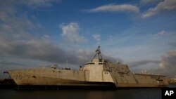 资料图片: 2016年11月30日美国海军陆战队近海战舰吉福兹号在阿拉斯加州莫比尔河上。