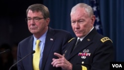 美国国防部长卡特(左)和参联会主席邓普西将军在五角大楼的新闻发布会上。(2015年7月1日)