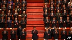 中共中央总书记、中国国家主席习近平在中共19大闭幕仪式上鼓掌。(2017年10月24日)