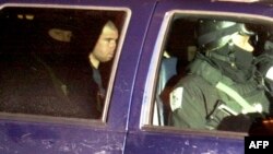 2002年1月23日“美国塔利班”约翰·沃克·林德(左二)抵达位于维吉尼亚州亚历山大市的亚历山大拘留中心。