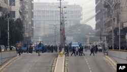 伊拉克安全部队和人们1月5日聚集在巴格达市中心发生爆炸的地点