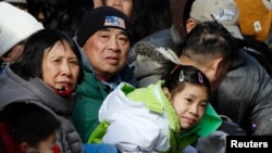 在纽约华埠观看农历新年游行的人群。(2013年2月17日)