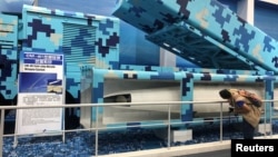 一名参观者在广东珠海航空展上观看新型地对舰CM-401导弹系统。(2018年11月8日