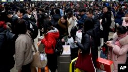 2019年2月1日北京南站等候搭乘高铁回家过年的人潮。