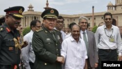 中国国防部长梁光烈和印度国防部长安东尼在新德里会晤后握手(2012年9月4日)