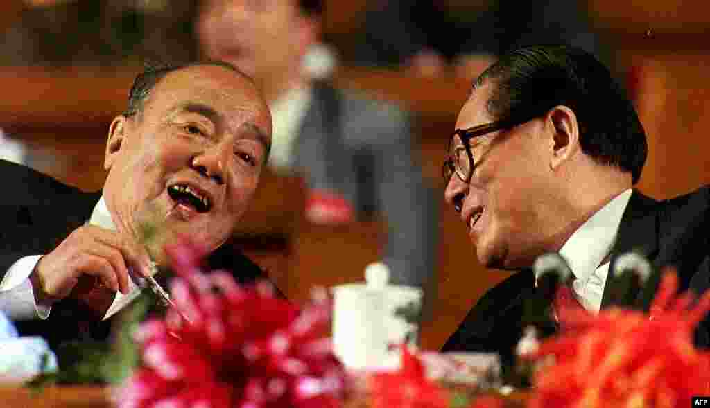 1992年10月18日在北京举行的第十四届中国共产党代表大会闭幕式上,中国国家主席杨尚昆和中共总书记江泽民交谈。1992年1月,邓小平在杨尚昆陪同下南巡,扬言“谁不改革谁就下台”,这被认为锋芒直指当时对改革犹豫不决的江泽民。杨白冰在当年3月两会期间率先代表军方表态,称军队是改革开放的坚强后盾。香港媒体报道说,1992年8月邓小平住进医院,杨白冰召集几十位高级将领开会商讨十四大后军队人事安排,还列出百位中高级将领提拔名单要江泽民审批。此举让江泽民感受到威胁,因此在曾庆红的协助下,通过俞正声和邓小平之子邓朴方联系,力陈“杨家将”夺权危险,又指杨尚昆想在邓小平过世后“平反六四”。江泽民在陈云、薄一波等元老支持下说服邓小平拿掉杨家的军权。后来,杨氏兄弟退出政坛和军队,“杨家将”瓦解。江泽民权力巩固。