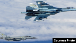 Російський СУ-27 (зверху) у районі Балтики. Неподалік від нього британський винищувач.