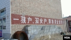 U.S. President Donald Trump talks with Japan's Emperor Akihito while his wife Melania talks with Empress Michiko at the Imperial Palace in Tokyo.