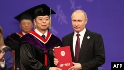 2019年4月26日清华大学校长邱勇向俄罗斯总统普京颁发名誉博士学位证书。