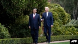 美国总统拜登和中国国家主席习近平在加利福尼亚州伍德赛德举行会晤后一起散步。(资料照片,2023年11月15日)