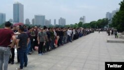 大批老兵在镇江市政府前抗议(推特图片)