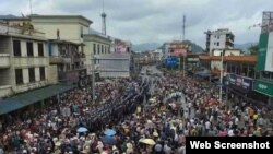 2016年7月3日广东肇庆市民上街抗议垃圾发电项目。(推特图片)