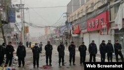 北京城乡接合部拆迁现场执勤的警察。(网络截图)
