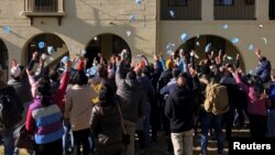 2020年2月11日, 从冠状病毒中国疫区疏散回美的人在加州某地解除检疫隔离后将口罩抛向空中。