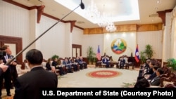 美国国务卿克里访问老挝与老挝总理坦马冯举行双边会谈。(2016年1月25日)