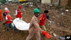 组图:孟加拉服装厂楼房倒塌惨剧