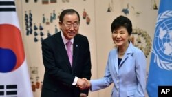 ကုလသမဂ္ဂအတွင်းရေးမှူးချုပ် Ban Ki-moon နဲ့ တောင်ကိုရီးယားသမ္မတ Park Geun-hye။