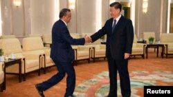 资料照:中国国家主席习近平在北京人大会堂会晤到访的世界卫生组织总干事谭德塞。(2020年1月28日)