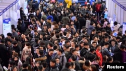 资料照:位于辽宁省沈阳的一所大学正在举办应届毕业生校招会。(2019年3月21日)