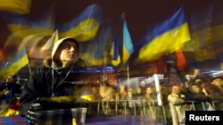 亲欧盟的乌克兰抗议群众2013年12月12日在首都基辅的独立广场挥舞着旗帜。