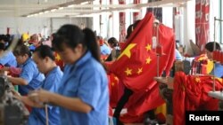 中国工人在浙江省嘉兴一家工厂生产国旗。(2019年9月25日)