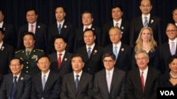 美中战略与经济对话“全家福”部分成员合影,前排中间四人为(左起)杨洁篪、汪洋、杰克•卢、伯恩斯(美国之音林枫拍摄)