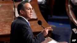 Голова демократичної фракції Піт Агілар виступає у залі Палати представників.