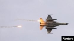 台湾自行研发的“经国”号战机在台中参加汉光军演。(2020年7月16日)