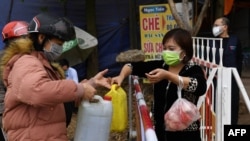 Người dân truyền nhau những can nước tại một chốt kiểm soát ở Sơn Lôi.