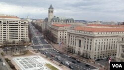 从国会通向白宫的宾夕法尼亚大道,远处可见国会大厦。目前,白宫和国会共和党人因为奥巴马医保法而在联邦预算问题上僵持不下,美国政府面临关门危险。(美国之音王南拍摄)