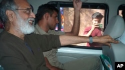 资料照:印度英文新闻网站“NewsClick”编辑普拉比尔·普卡亚斯塔(Prabir Purkayastha)2023年10月被警方逮捕。(美联社)