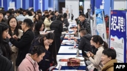 大学生们在安徽省合肥市的一所职业技术学校参加招聘会。(2025年3月3日)
