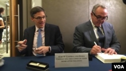 坎贝尓与车雷特(左)签售新书 (美国之音莉雅拍摄)