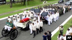 မနီလာမြို့က သူရဲကောင်း စစ်သချိုင်းမှာ အာဏာရှင်ဟောင်း ဖာဒီနန် မားကို့စ် ကို စစ်အခမ်းအနားနဲ့ မြှုပ်နှံ။