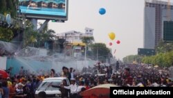 မြန်မာရိုးရာ အတာသင်္ကြန် ပထမ အကြတ်နေ့ ရန်ကုန်မြို့မြင်ကွင်း။