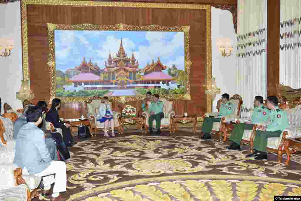 ဗွီအိုအေ ညွန်ကြားရေးမှုး နှင့် မြန်မာတပ်မတော်ကာကွယ်ရေးဦးစီးချုပ် ဗိုလ်ချုပ်မှုးကြီးမင်းအောင်လှိုင်တို့တွေ့ဆုံ 