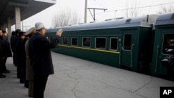 朝鲜高级官员在平壤为前往中国演出的牡丹峰乐团和功勋国家合唱团送行。(2015年12月9日)