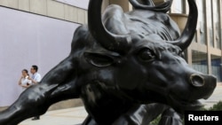 中国北京金融区一家投资公司门前的牛雕塑。(2015年7月10日)