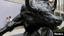 中国北京金融区一家投资公司门前的牛雕塑 (2015年7月10日)