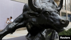 中国北京金融区一家投资公司门前的牛雕塑。(2015年7月10日)