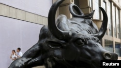 中国北京金融区一家投资公司门前的牛雕塑。(2015年7月10日)