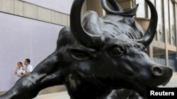 中国北京金融区一家投资公司门前的牛雕塑。(2015年7月10日)