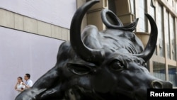 中国北京金融区一家投资公司门前的牛雕塑。(2015年7月10日)