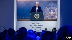 2025年1月23日,在达沃斯举行的世界经济论坛年会上,美国总统唐纳德·特朗普通过视频在会议上发表讲话。