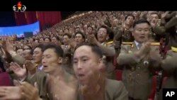 朝鲜视频截图:朝鲜军人在平壤庆祝洲际弹道导弹首次发射成功的会场向朝鲜领导人金正恩欢呼鼓掌。(资料照片)