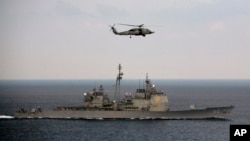 Гелікоптер США пролітає над есмінцем США "Теодор Рузвельт"