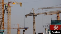 北京一处建筑工地林立的塔吊。(2021年1月13日)