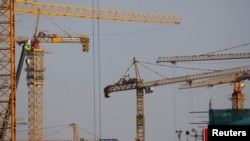 北京一处建筑工地林立的塔吊。(2021年1月13日)